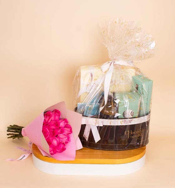 شوكولات فاكتوري | صندوق شوكلاته متنوعة مع باقة من ورود بينك