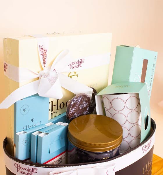 شوكولات فاكتوري | صندوق شوكلاته متنوعة مع باقة من ورود بينك
