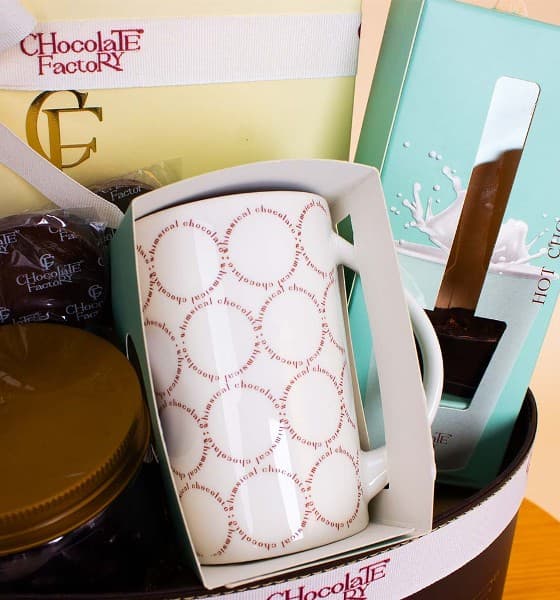 شوكولات فاكتوري | صندوق شوكلاته متنوعة مع باقة من ورود بينك