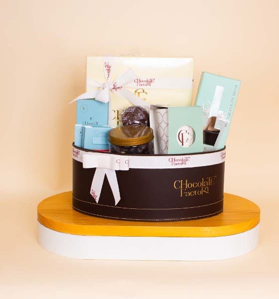 شوكولات فاكتوري | صندوق شوكلاته متنوعة مع باقة من ورود بينك